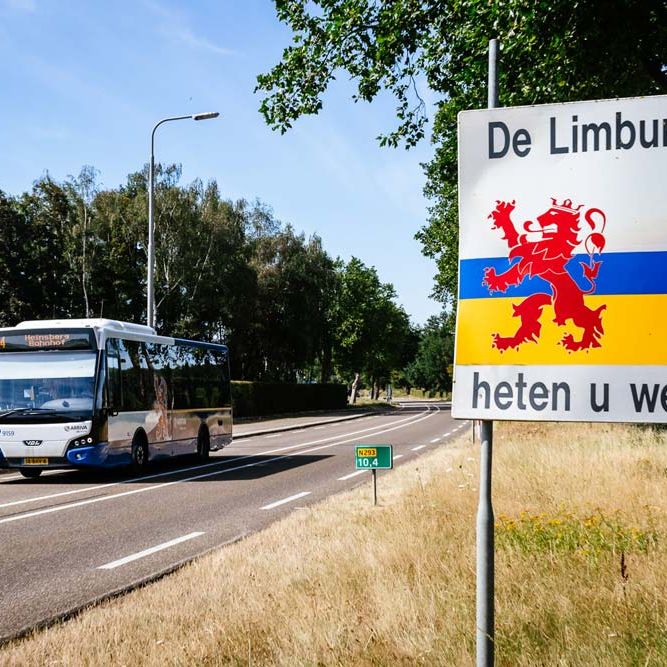 Bus von Arriva unterwegs in der Provinz Limburg