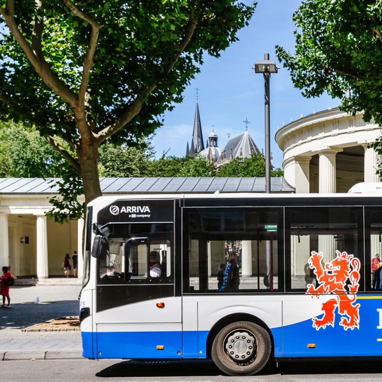Ein Bus am Elisenbrunnen in Aachen